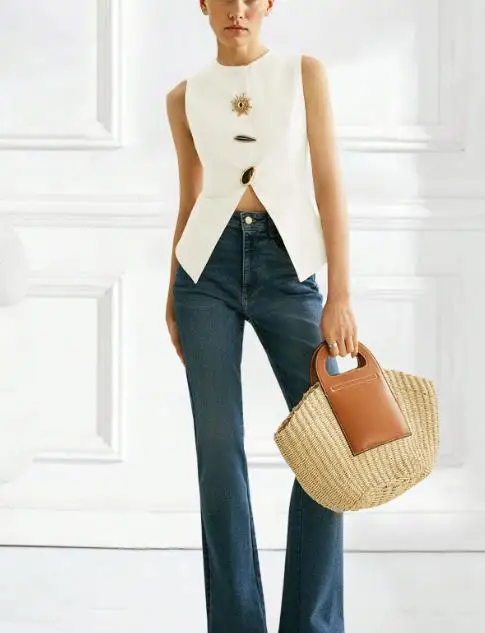 Модный женский жилет, летний новый стиль, элегантный британский стиль, металлический жилет без рукавов с разрезом на пуговицах, подходит для вечеринок
Модный женский жилет, летний новый стиль, элегантный британский стиль, металлический жилет без рукавов с разрезом на пуговицах, подходит для вечеринок