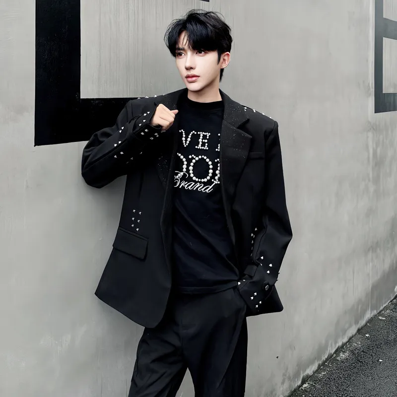 Bla Metal Rivet Design Men's Suit Casual Loose oulder Pad Punk Singer Stage Wear Leisure Faionable Youth Autumn Coat
Bla Metal Rivet Design Men's Suit Casual Loose oulder Pad Punk Singer Stage Wear Leisure Faionable Youth Autumn Coat