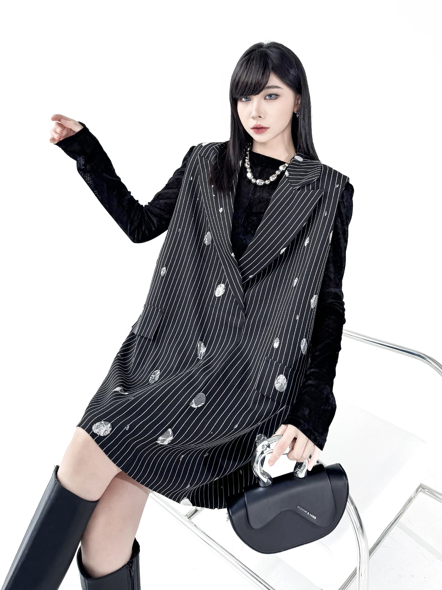 Hong Kong Style Lace Hole Design Women's Vest Spring 2026 Loose Striped Jacket Outerwear Mixed Fabric Midi Length
Hong Kong Style Lace Hole Design Women's Vest Spring 2026 Loose Striped Jacket Outerwear Mixed Fabric Midi Length