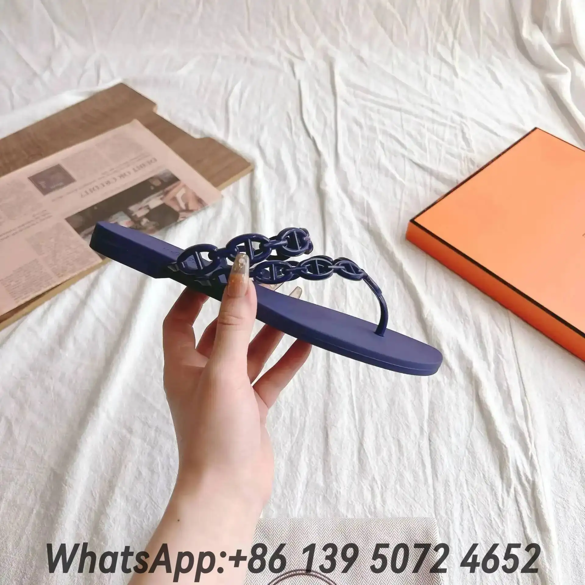 2026 Chain Pig Nose Flip-Flops With Bright Jelly Shoes Wearing Flat Beach Toe Cool Slippers Women 02
2026 Chain Pig Nose Flip-Flops With Bright Jelly Shoes Wearing Flat Beach Toe Cool Slippers Women 02