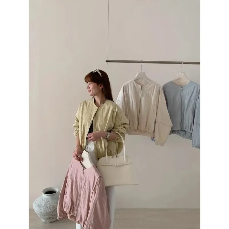 Однотонное женское пальто в корейском стиле, свободная уличная весенняя куртка-бомбер, женская модная одежда
Однотонное женское пальто в корейском стиле, свободная уличная весенняя куртка-бомбер, женская модная одежда