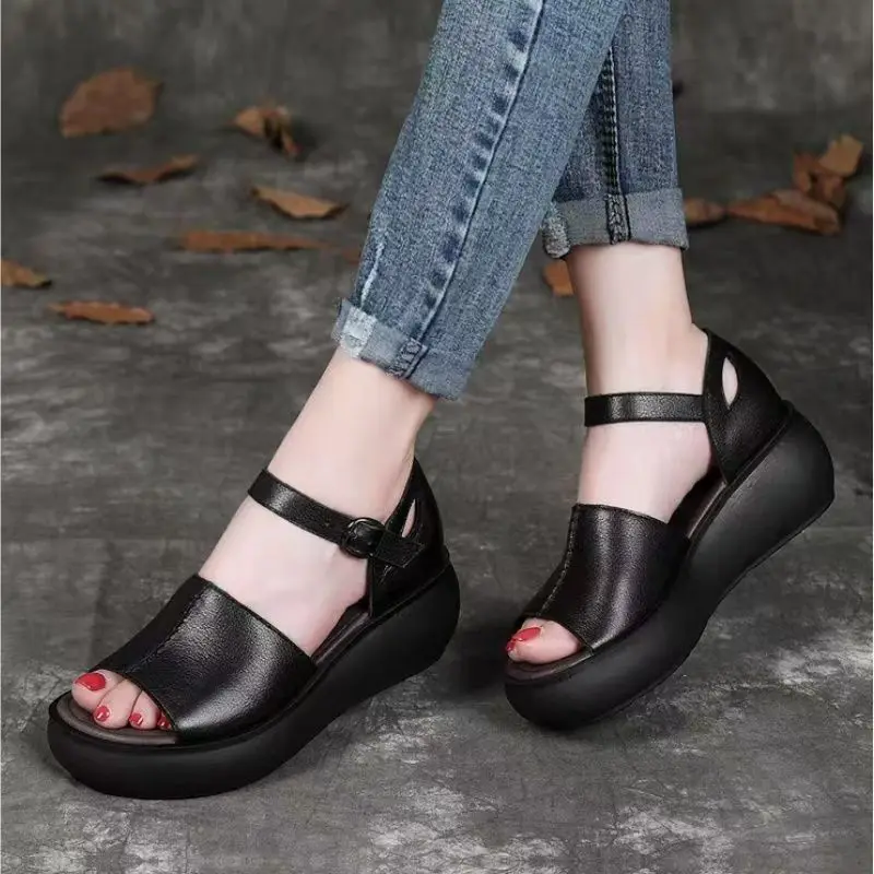 Женские летние новые кожаные босоножки на танкетке с открытым носком, толстая подошва, нескользящий ремешок с пряжкой, повседневные спортивные сандалии, уличные пляжные сандалии
Женские летние новые кожаные босоножки на танкетке с открытым носком, толстая подошва, нескользящий ремешок с пряжкой, повседневные спортивные сандалии, уличные пляжные сандалии