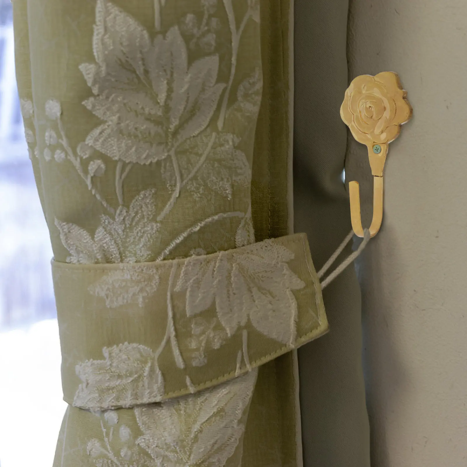 2Pcs Elegant Floral Curtain Hooks Zinc Alloy Vintage Decorative Wall Mounted Coat Hat Scarf Hangers for Living Room Bedroom
2Pcs Elegant Floral Curtain Hooks Zinc Alloy Vintage Decorative Wall Mounted Coat Hat Scarf Hangers for Living Room Bedroom