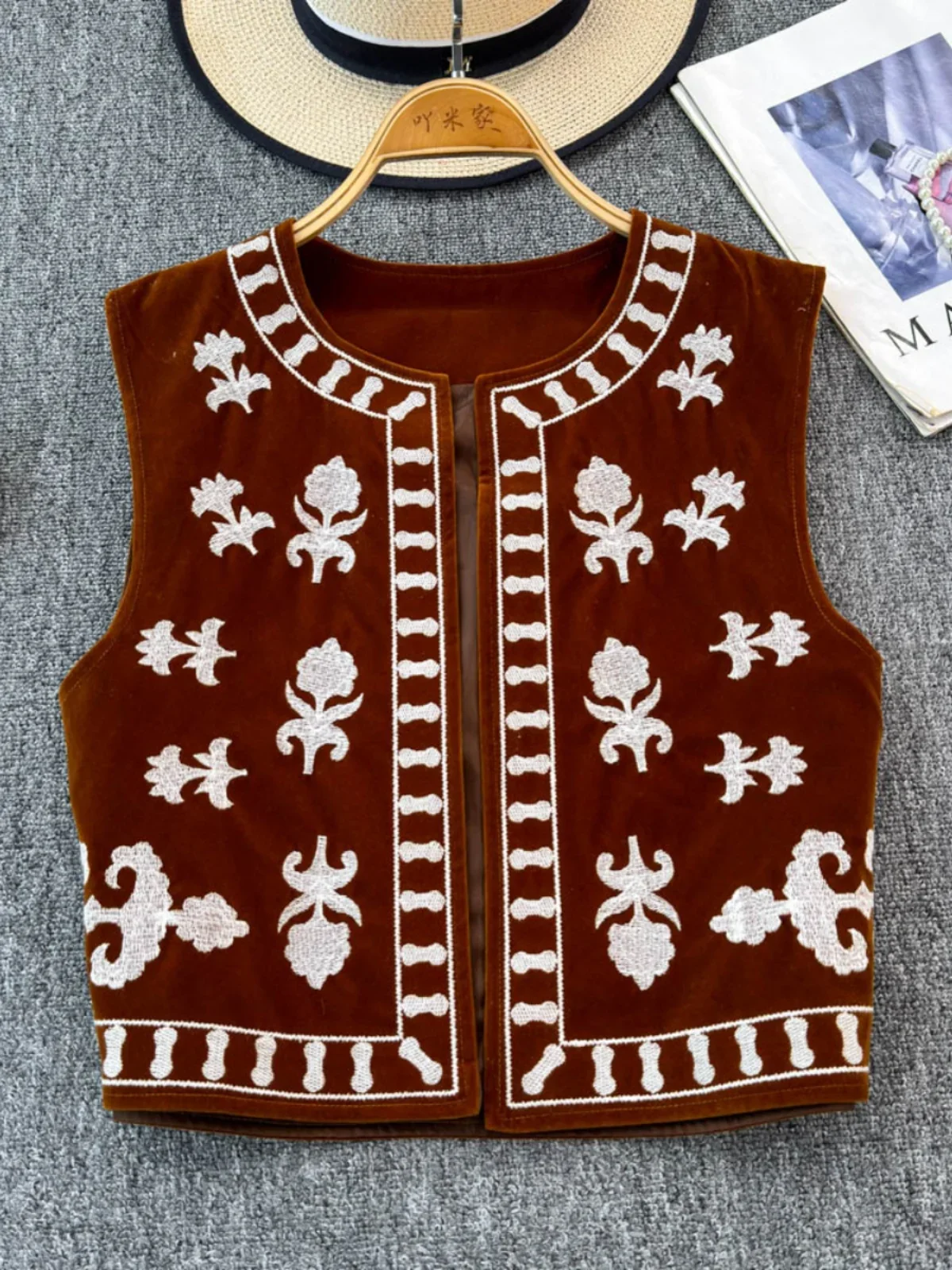 Chic Embroidery Sleeveless Velvet Tank Top Cardigan Sweet Elegant Korean Fashion Shirt Women Top
Chic Embroidery Sleeveless Velvet Tank Top Cardigan Sweet Elegant Korean Fashion Shirt Women Top