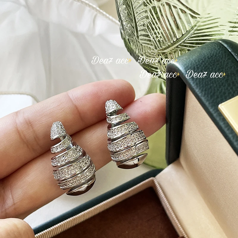 European and American personality exaggerated water drop spiral hollow stud earrings
European and American personality exaggerated water drop spiral hollow stud earrings