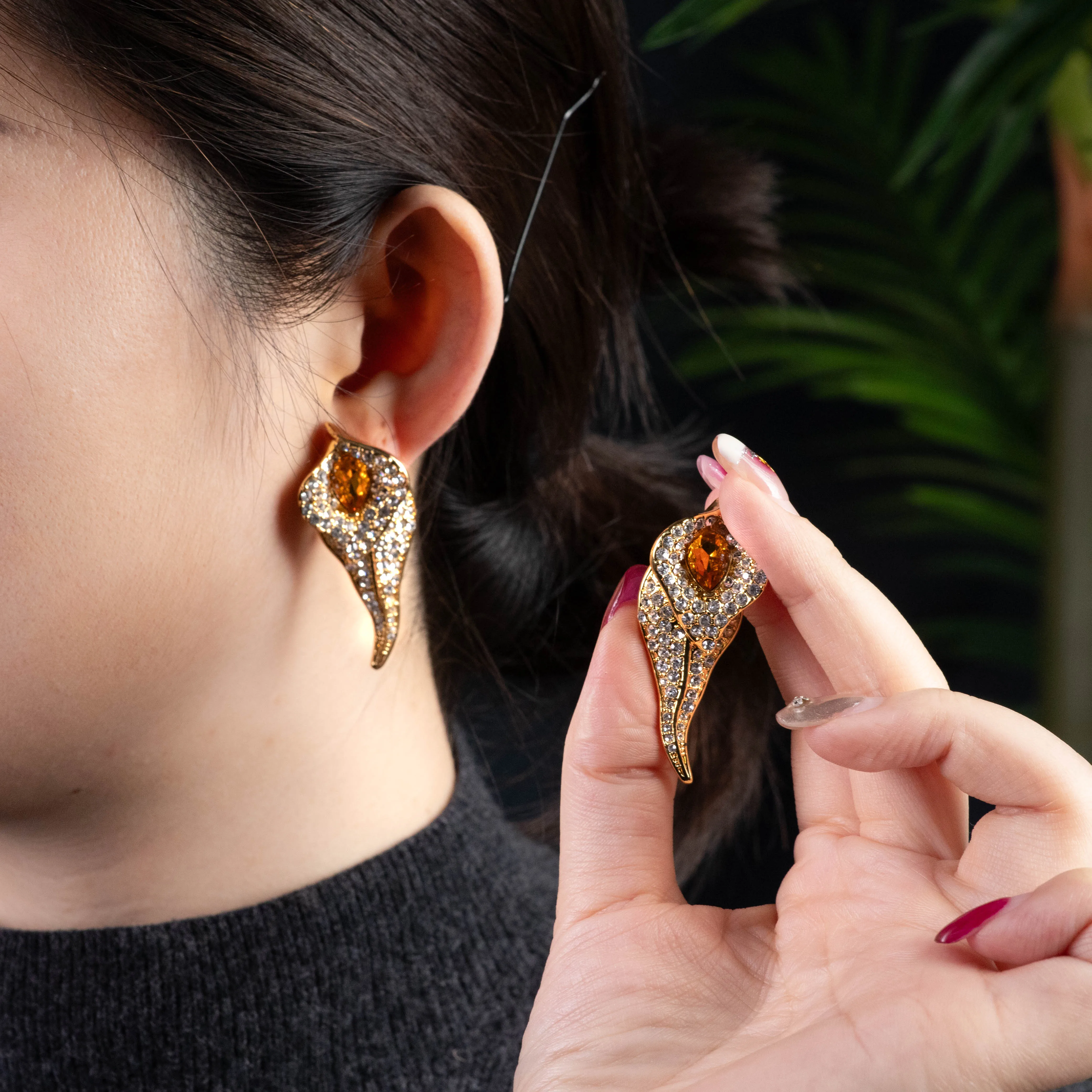 Vintage stud earrings are high-end luxury and do not fade. Niche design does not collide
Vintage stud earrings are high-end luxury and do not fade. Niche design does not collide