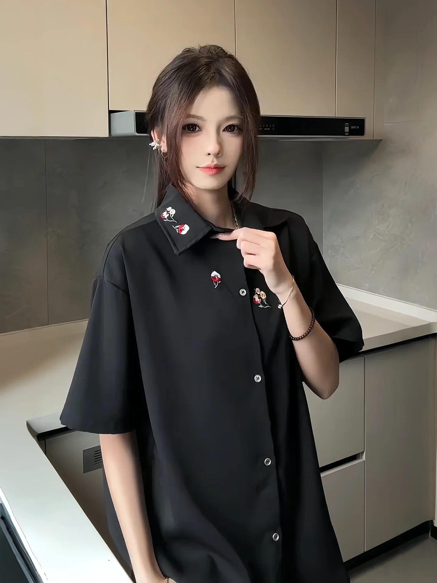 Cleanfit Black Ice Silk Short Sleeve Shirt with Floral Embroidery Loose Fit Summer Mens Womens Casual Fashion Sensation
Cleanfit Black Ice Silk Short Sleeve Shirt with Floral Embroidery Loose Fit Summer Mens Womens Casual Fashion Sensation