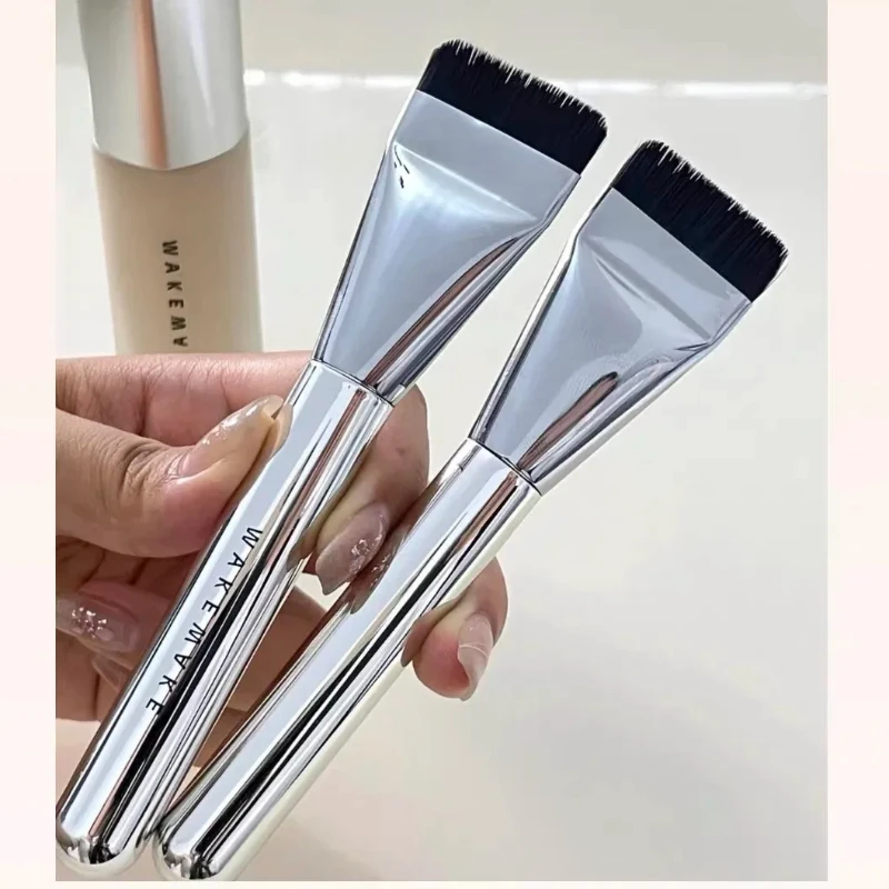 Корейская кисть для макияжа Wakemake Flat Head One Line Foundation Makeup Mask: ультратонкая кисть для безупречного нанесения тонального крема и маски, создающая эффект голой кожи.
Корейская кисть для макияжа Wakemake Flat Head One Line Foundation Makeup Mask: ультратонкая кисть для безупречного нанесения тонального крема и маски, создающая эффект голой кожи.