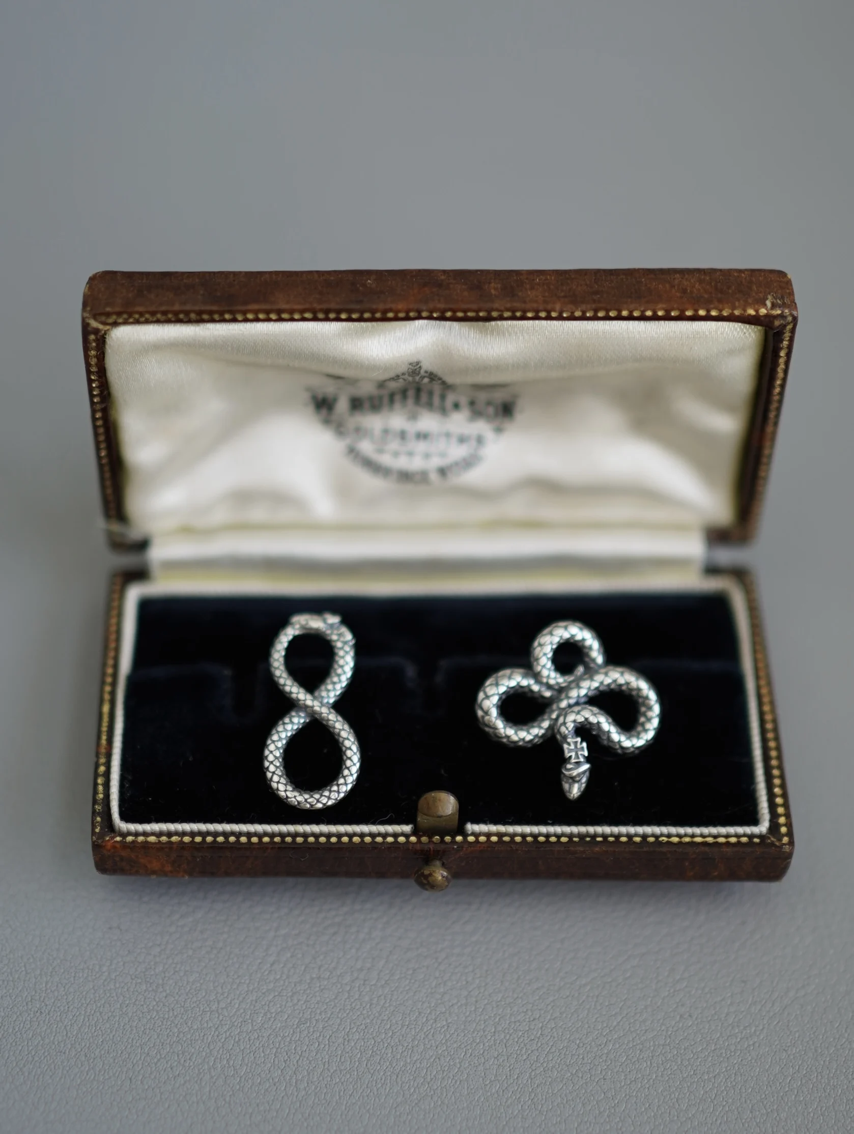 Original Design 925 Sterling Silver Lotus Leaf Pendant Necklace Three Leaf Clover Snake Infinity Loop Style Connecting Accessory
Original Design 925 Sterling Silver Lotus Leaf Pendant Necklace Three Leaf Clover Snake Infinity Loop Style Connecting Accessory