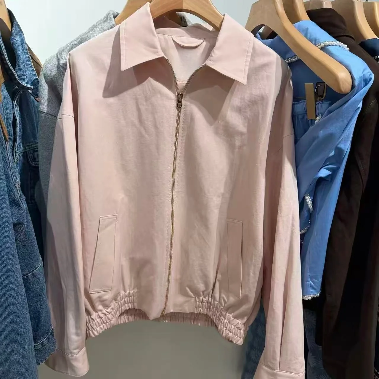 Spring Summer 2026 New Style Old Money Light Pink Metal Zipper Shoulder Drape Collar Jacket Outerwear Women's Commute Style S...
Spring Summer 2026 New Style Old Money Light Pink Metal Zipper Shoulder Drape Collar Jacket Outerwear Women's Commute Style S...