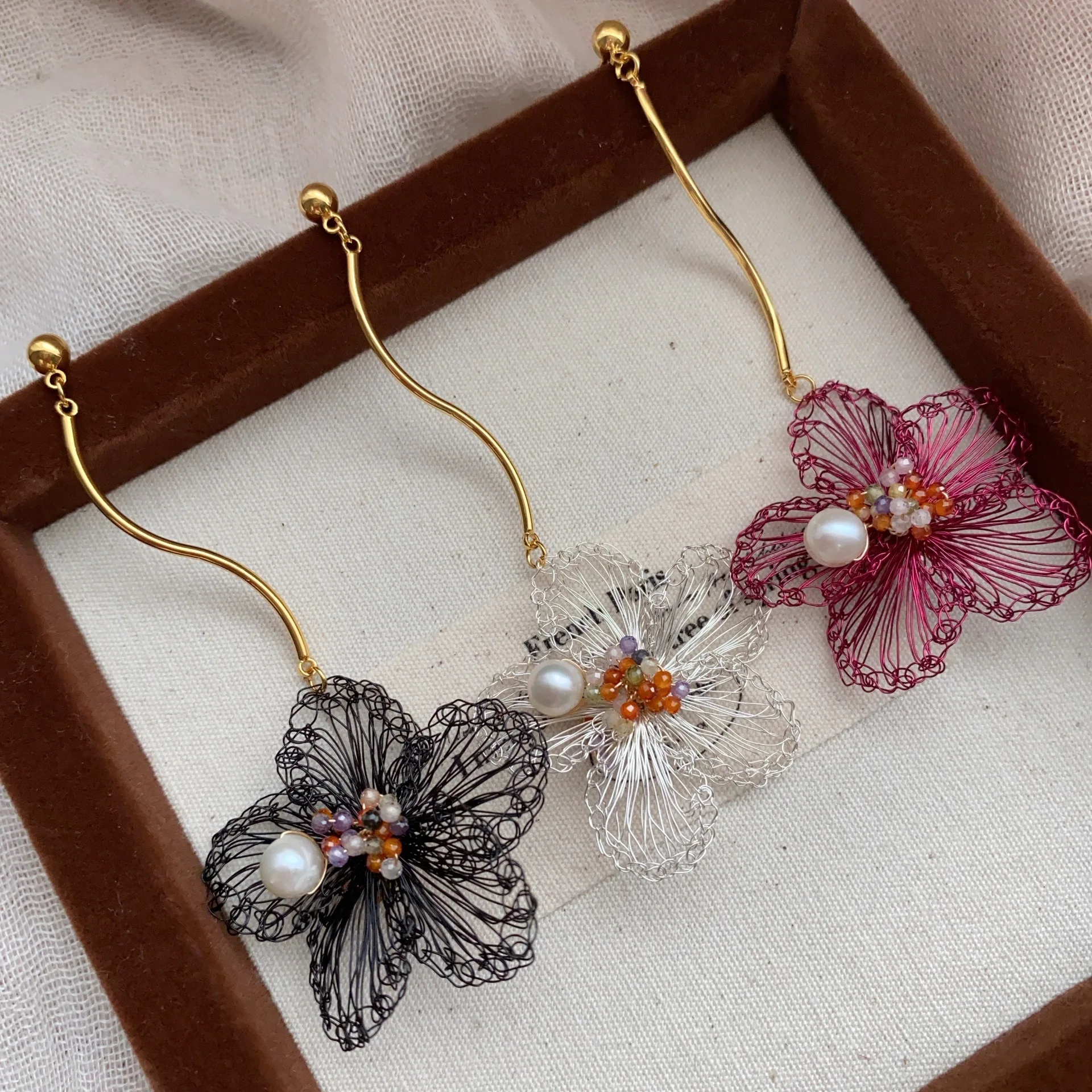Hand Woven Metal Wire Hollow Out Flowers Earrings Mori Girl Style Sweet Exquisite Jewelry Fashion Elegant Vintage Pendientes
Hand Woven Metal Wire Hollow Out Flowers Earrings Mori Girl Style Sweet Exquisite Jewelry Fashion Elegant Vintage Pendientes