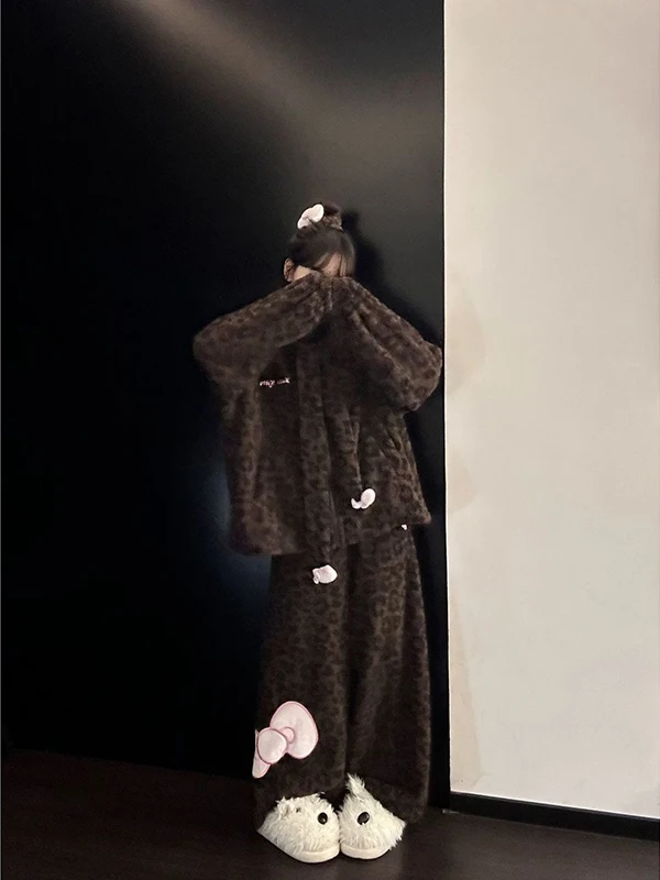 plus Size 300 Pou Kit Leopard Print Coral Fce Pajamas Women's Autumn Winter Thiened Home Clothes Two-Piece Set
plus Size 300 Pou Kit Leopard Print Coral Fce Pajamas Women's Autumn Winter Thiened Home Clothes Two-Piece Set