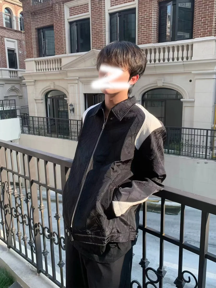 Повседневная куртка с подплечниками, декоративной молнией, плиссированным дизайном и вставками, создающая ощущение высокого качества, для отдыха, из хлопка и полиэстера.
Повседневная куртка с подплечниками, декоративной молнией, плиссированным дизайном и вставками, создающая ощущение высокого качества, для отдыха, из хлопка и полиэстера.