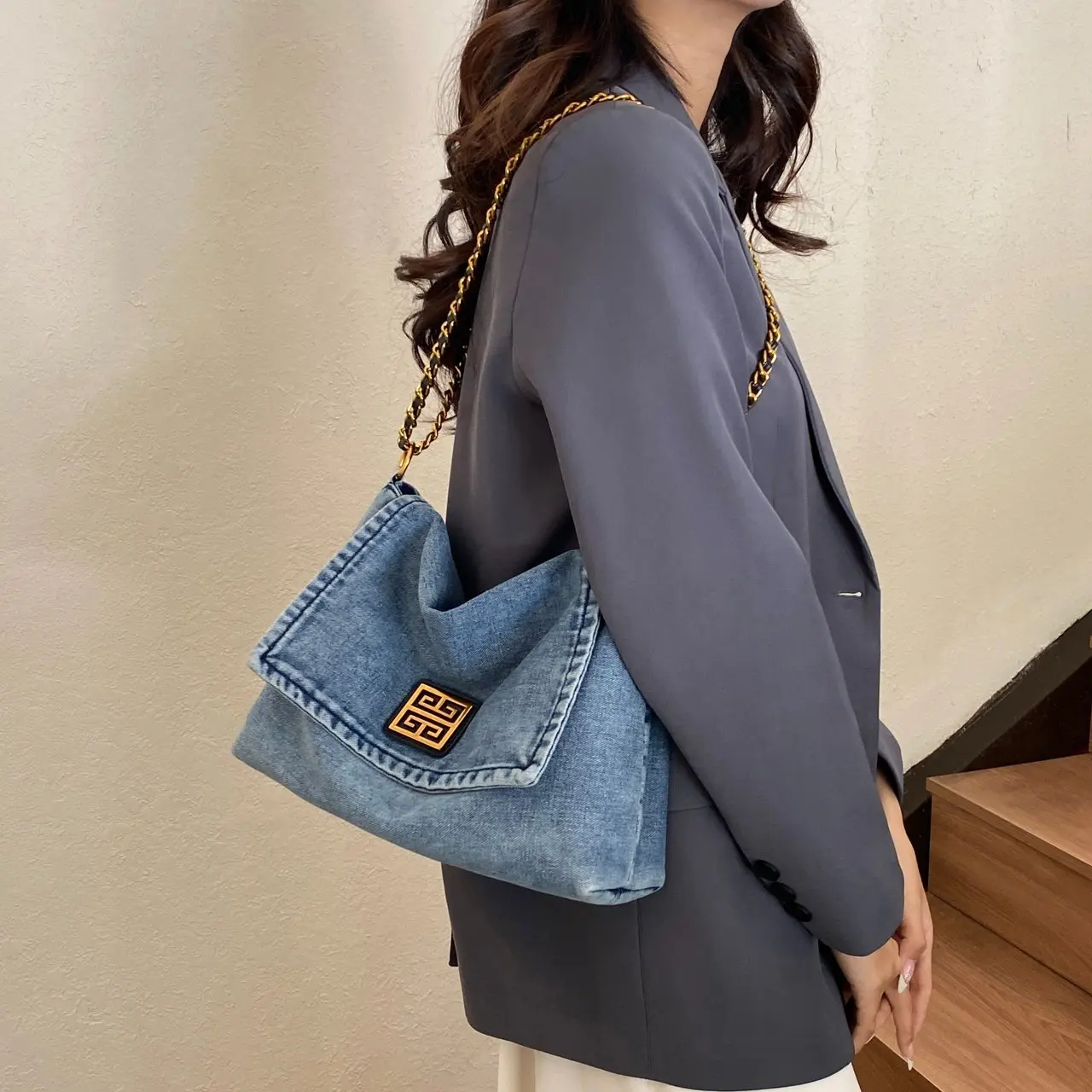 Popular Women Shoulder Bag Leather Crossbody Bag Luxury Brand Famous Designer Handbag Classic Elegant Messenger Bag Spacious
Popular Women Shoulder Bag Leather Crossbody Bag Luxury Brand Famous Designer Handbag Classic Elegant Messenger Bag Spacious