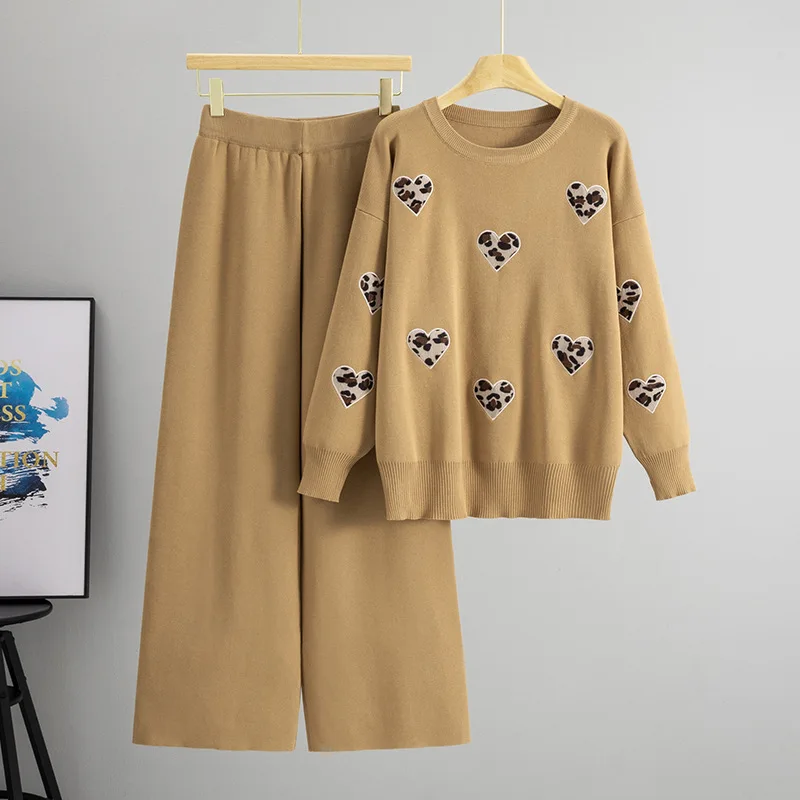 Модный вязаный комплект, женский осенне-зимний новый свитер Love, широкие брюки, комплект из двух предметов
Модный вязаный комплект, женский осенне-зимний новый свитер Love, широкие брюки, комплект из двух предметов