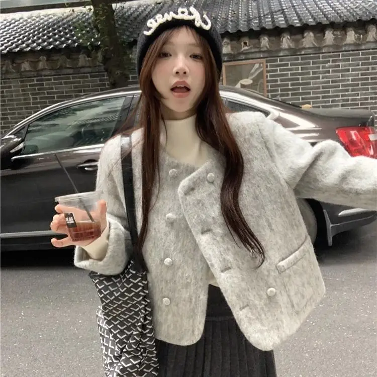 2024 Winter New Elegant Woolen Short Coat for Women Autumn/Winter New Double Breasted Cotton Thickened Fashion Long Sleeve Top
2024 Winter New Elegant Woolen Short Coat for Women Autumn/Winter New Double Breasted Cotton Thickened Fashion Long Sleeve Top
