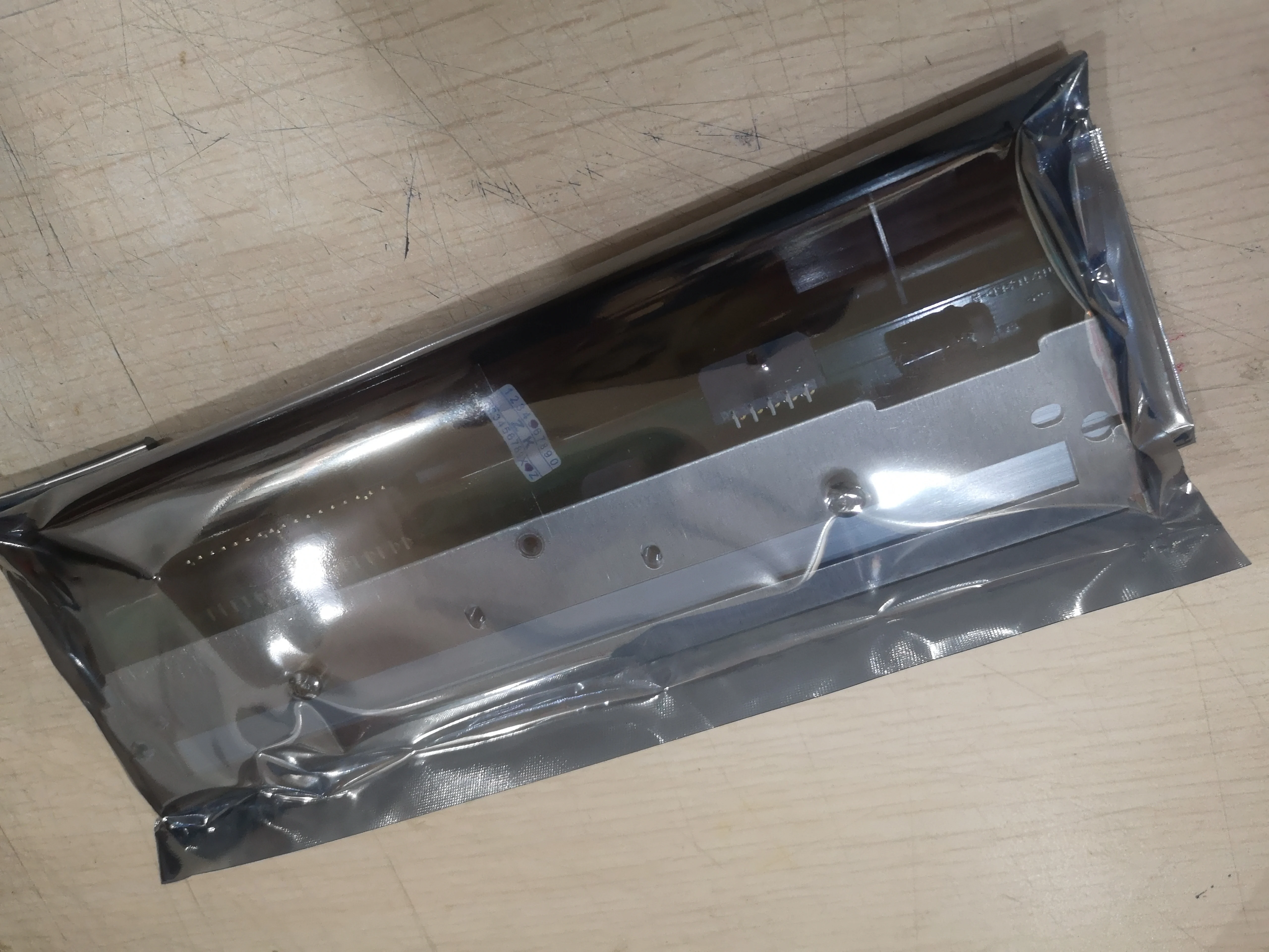 head for ZM600 300DPI thermal label print head P/N: 79804M Free shipping Brand new original barcode print
head for ZM600 300DPI thermal label print head P/N: 79804M Free shipping Brand new original barcode print