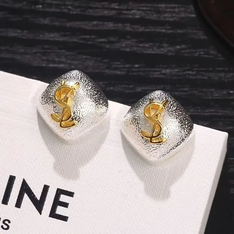 High-Quality Silver Letter Earrings for Women, Elegant Earrings, Perfect for Party Wedding Birthday
High-Quality Silver Letter Earrings for Women, Elegant Earrings, Perfect for Party Wedding Birthday