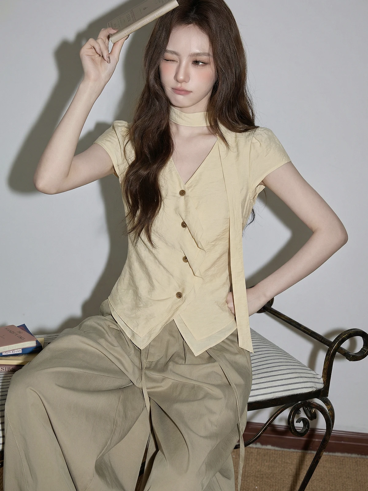 Женская рубашка с асимметричным V-образным вырезом и короткими рукавами, корейский дизайн, летняя модная блузка, повседневная деловая одежда
Женская рубашка с асимметричным V-образным вырезом и короткими рукавами, корейский дизайн, летняя модная блузка, повседневная деловая одежда