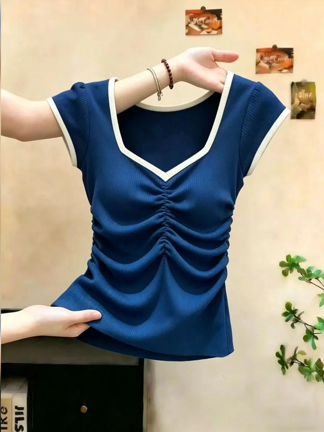 Elegant Korean Style Ice Silk Short Sleeve Knitted Top Women's Fashion Summer Casual Wear V-Neck Sleeveless Knitwear
Elegant Korean Style Ice Silk Short Sleeve Knitted Top Women's Fashion Summer Casual Wear V-Neck Sleeveless Knitwear