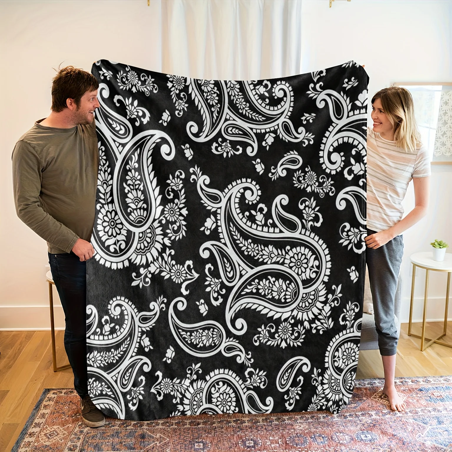 1pc Black and White Floral Print Flannel Blanket - Soft, High-Definition Digital Print, All-Season Cozy Throw for Home and Frien
1pc Black and White Floral Print Flannel Blanket - Soft, High-Definition Digital Print, All-Season Cozy Throw for Home and Frien