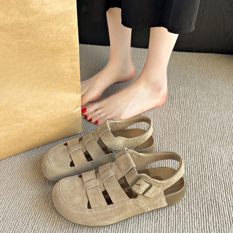 Лето 2023, новый стиль, дышащие женские сандалии, классические уличные пляжные туфли на плоской подошве, женские сандалии на низком каблуке с закрытым носком 
Лето 2023, новый стиль, дышащие женские сандалии, классические уличные пляжные туфли на плоской подошве, женские сандалии на низком каблуке с закрытым носком