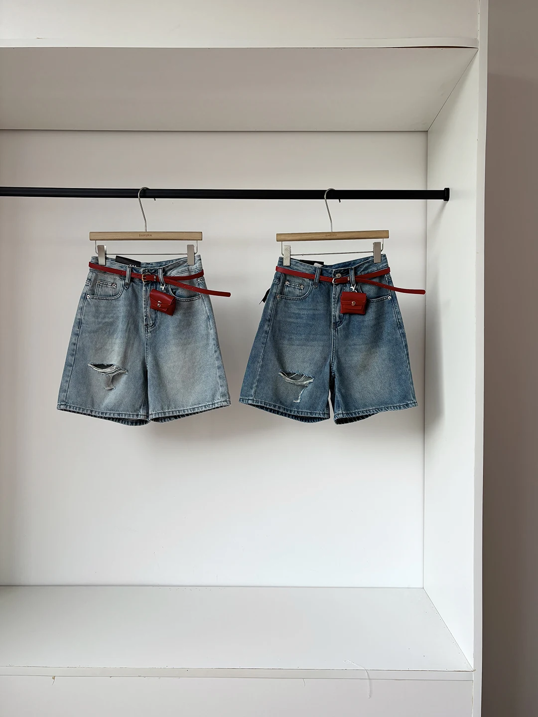 High Waist Denim Shorts Women's Summer 2026 Korean Style Butt Lifting Hole Design Five-Point Pants Outerwear Belt Included
High Waist Denim Shorts Women's Summer 2026 Korean Style Butt Lifting Hole Design Five-Point Pants Outerwear Belt Included
