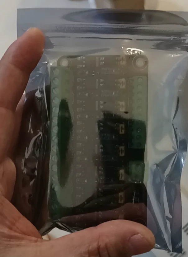 8-way MOS transistor module,single-chip microcontroller,PLC,amplifying field-effect drive transistor,optocoupler isolation PWM