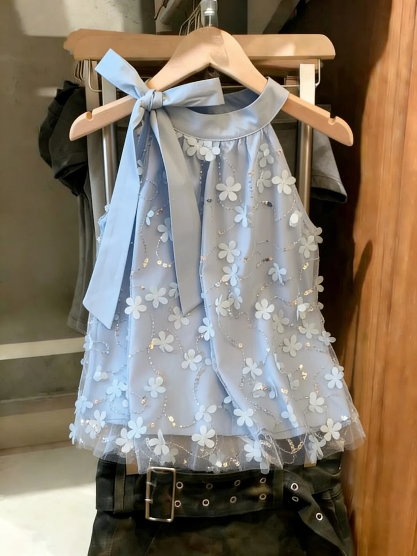 Summer New Style Fairy Tale Lace Shirt Women's Sleeveless Neck Hanging Belted Knot round Neck Mesh Top Breathable
Summer New Style Fairy Tale Lace Shirt Women's Sleeveless Neck Hanging Belted Knot round Neck Mesh Top Breathable