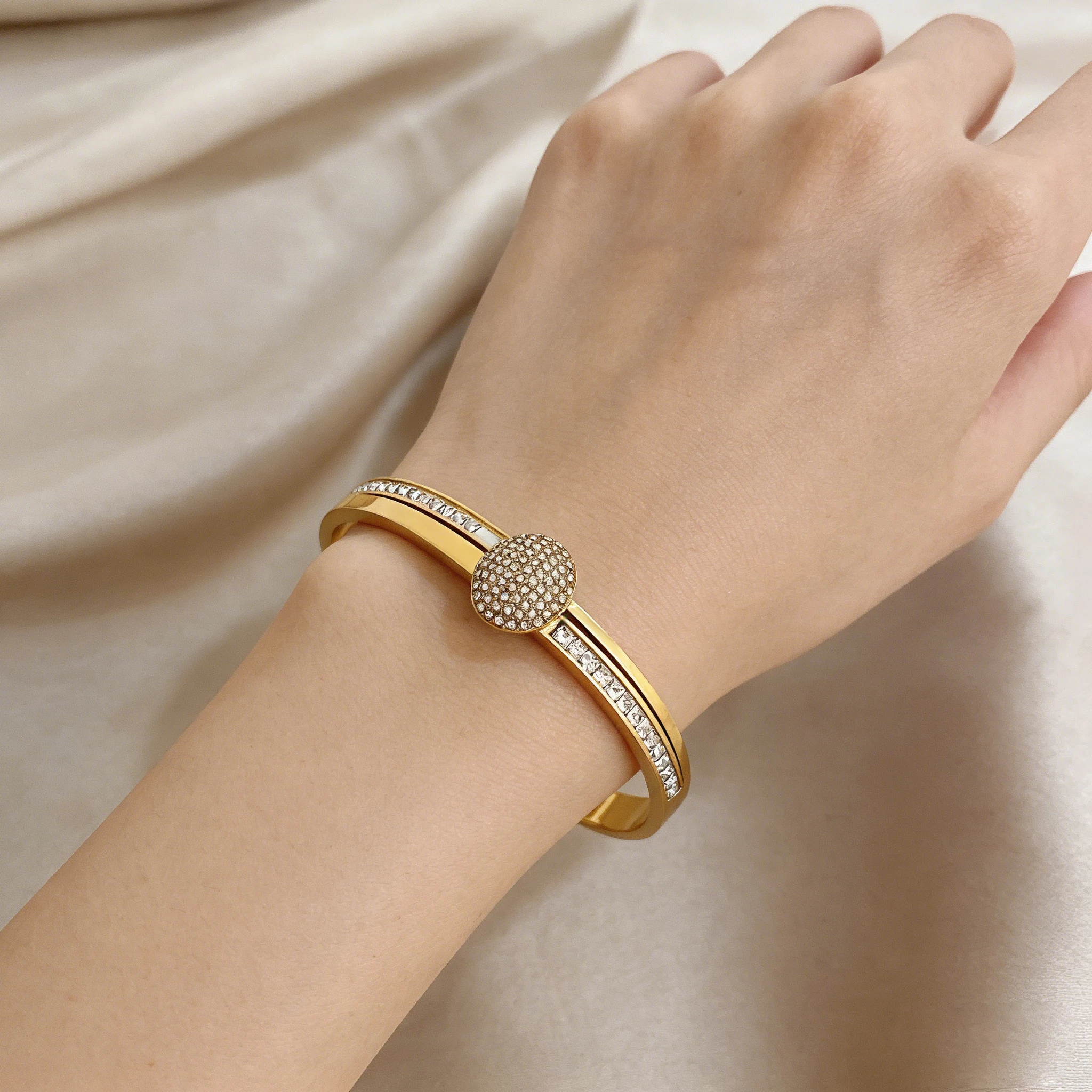 Vintage Round Irregular Inlaid Stainless Steel Bangle for Women Waterproof Spring Cuff Bracelet Holiday Jewelry Accessories
Vintage Round Irregular Inlaid Stainless Steel Bangle for Women Waterproof Spring Cuff Bracelet Holiday Jewelry Accessories