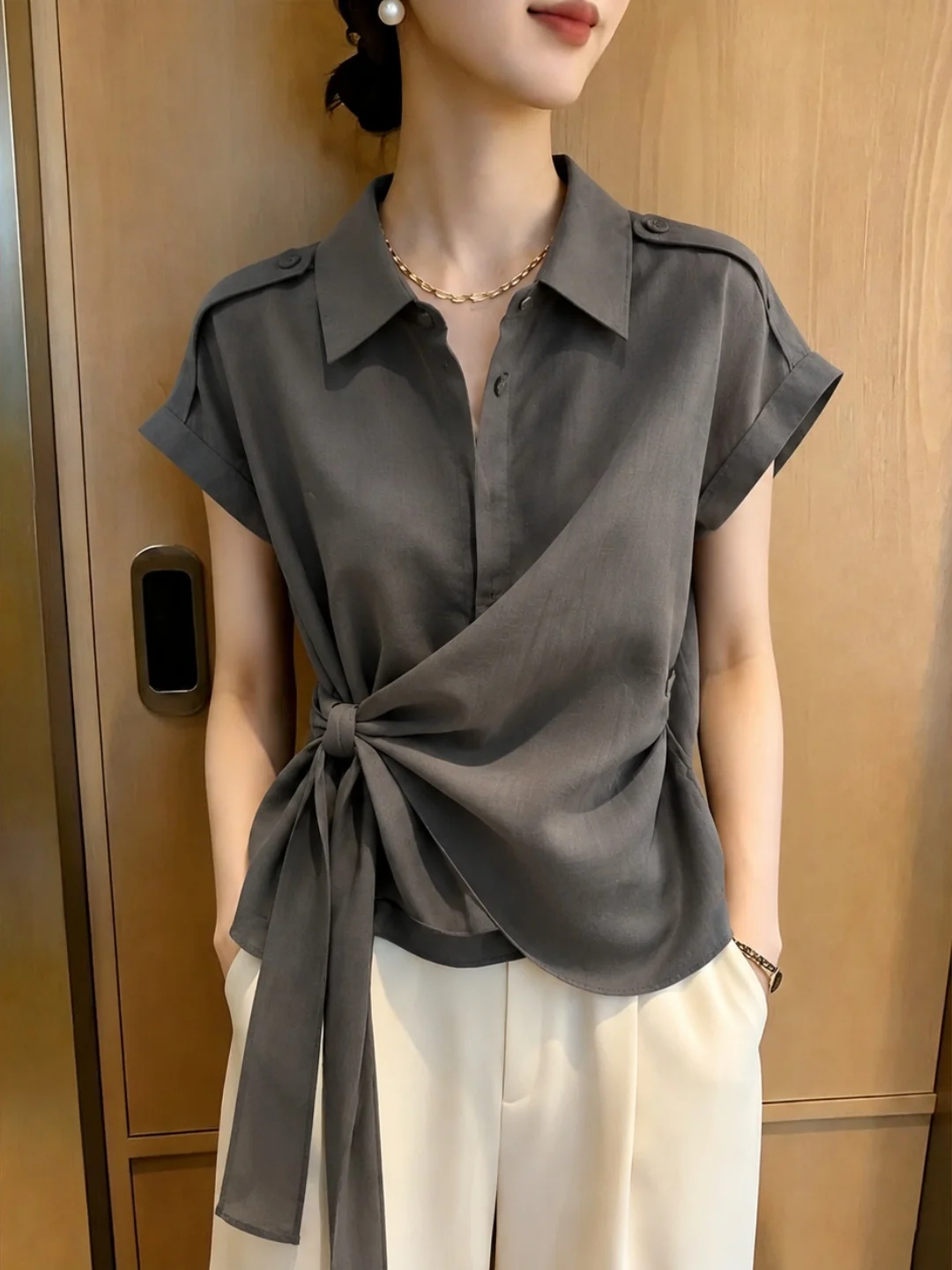Elegant Collar Shirt Women's Short Sleeve Waist Cinched Belted Design Summer Fashion Simple Style Korean Version Silk Top
Elegant Collar Shirt Women's Short Sleeve Waist Cinched Belted Design Summer Fashion Simple Style Korean Version Silk Top