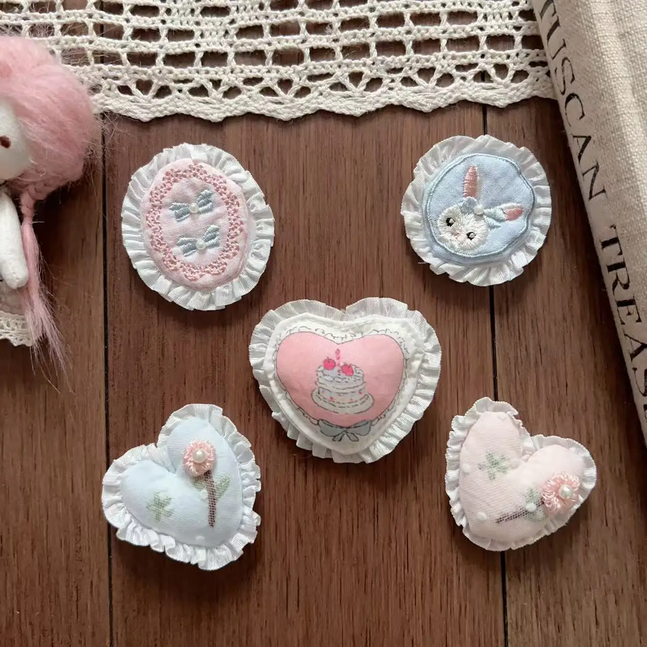 Pink Rabbit Heart Cake Lace Trim Hair Clip for Phone Case Bag Decoration Clothing Embellishment Premium Handmade Cute
Pink Rabbit Heart Cake Lace Trim Hair Clip for Phone Case Bag Decoration Clothing Embellishment Premium Handmade Cute