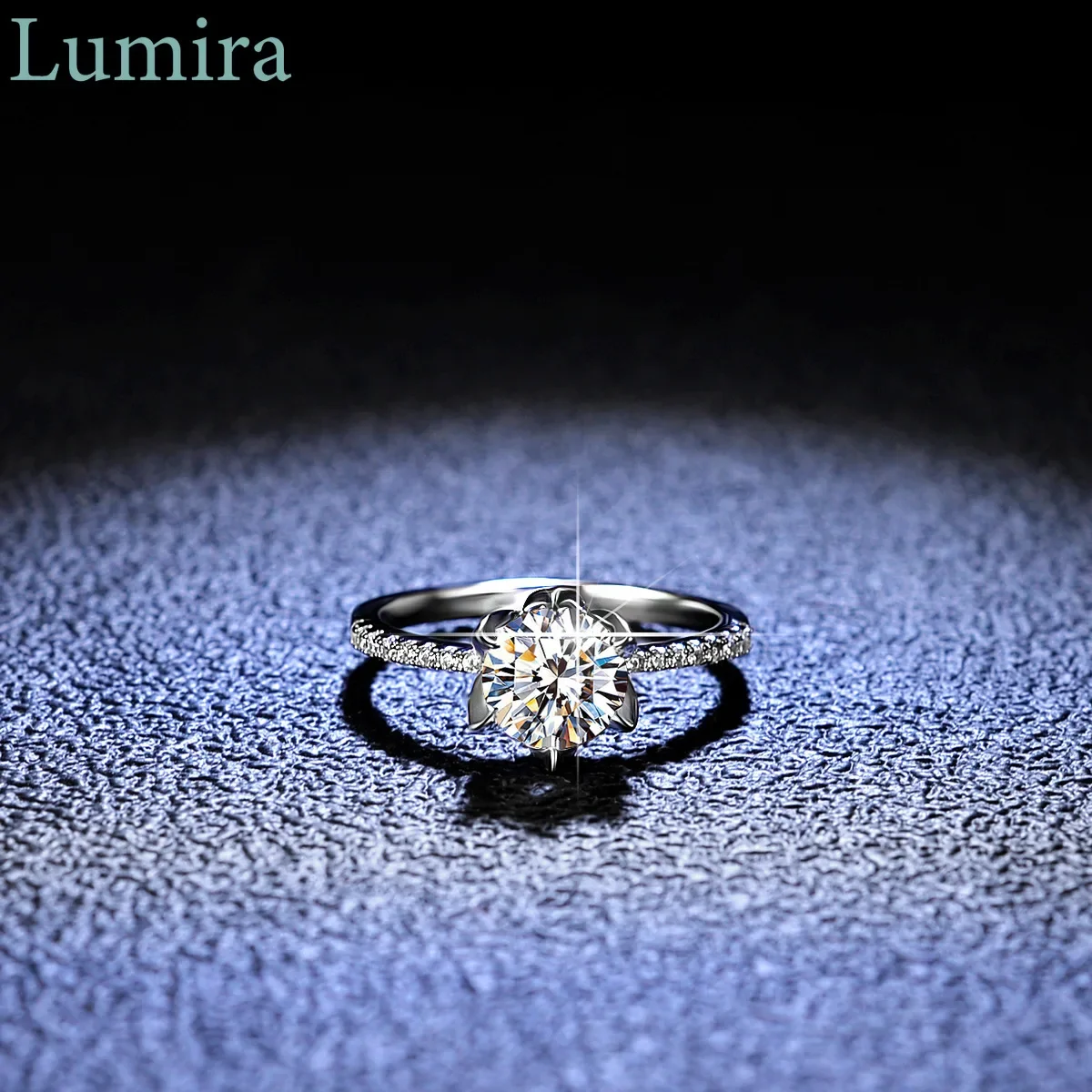 Кольцо Lumira Platinum PT950 с шестью зубцами в форме кленового листа, 1 карат, с муассанитом, для женщин, модное классическое обручальное кольцо, ювелирные изделия, подарки
Кольцо Lumira Platinum PT950 с шестью зубцами в форме кленового листа, 1 карат, с муассанитом, для женщин, модное классическое обручальное кольцо, ювелирные изделия, подарки