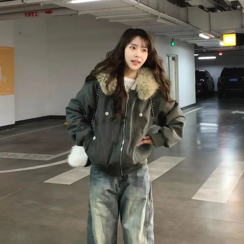 Американская модная хлопковая куртка для женщин, зима 2021, новый стиль, свободное пальто в американском стиле ретро с большим волосатым воротником, женская одежда 
Американская модная хлопковая куртка для женщин, зима 2021, новый стиль, свободное пальто в американском стиле ретро с большим волосатым воротником, женская одежда