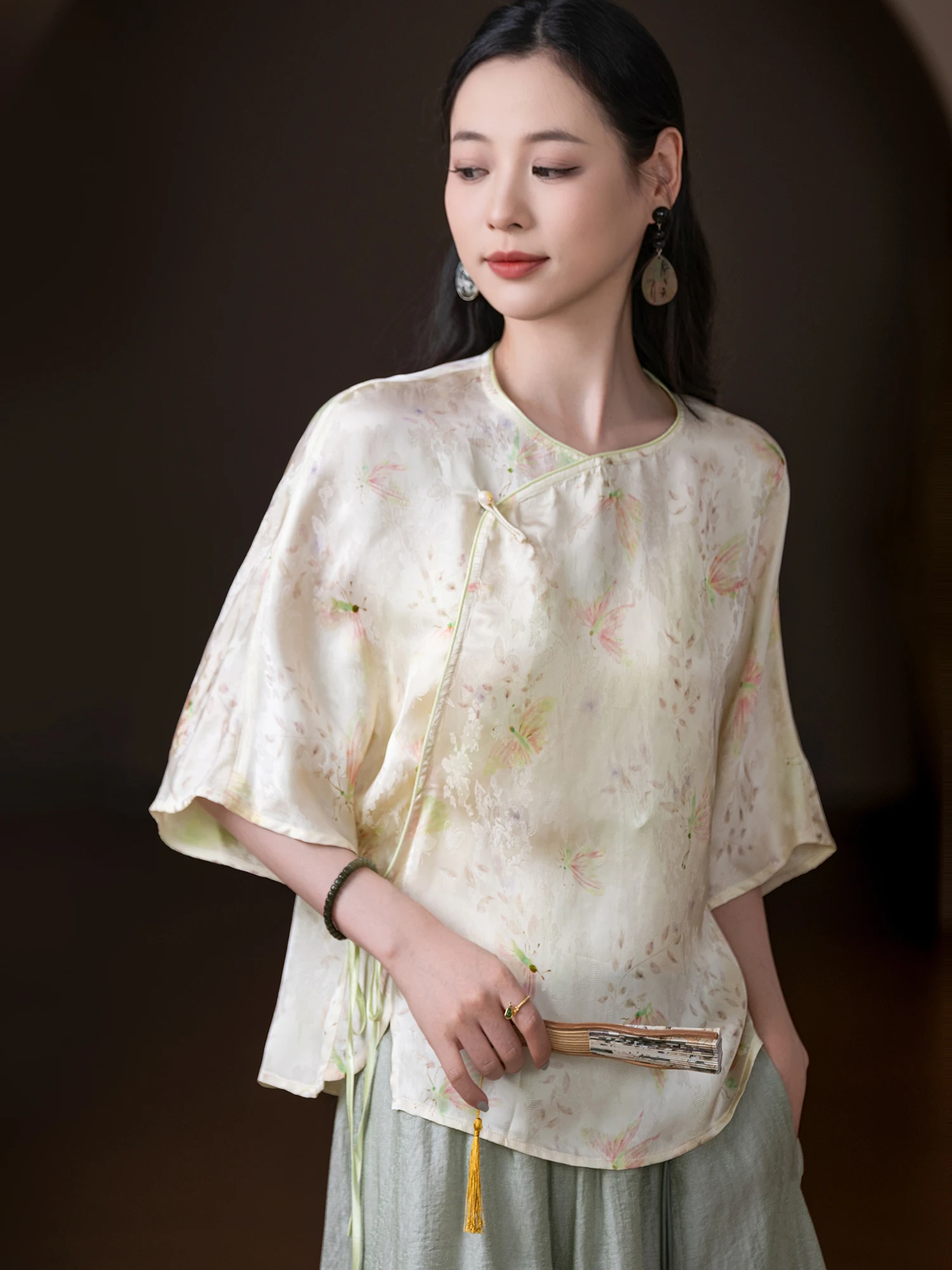 Silky Smooth New Chinese Style Shirt with Belt And Button Design Comfortable Breathable Women's Casual Fashion round Neck
Silky Smooth New Chinese Style Shirt with Belt And Button Design Comfortable Breathable Women's Casual Fashion round Neck