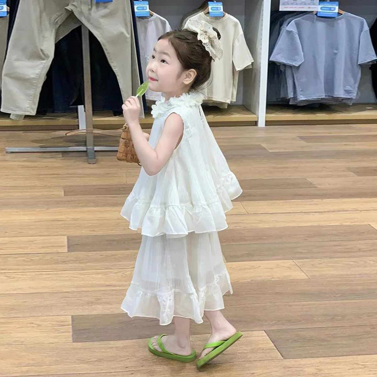 French style girls' summer beige petal collar ruffle edge vest with silhouette and flowing suspender two-piece set
French style girls' summer beige petal collar ruffle edge vest with silhouette and flowing suspender two-piece set