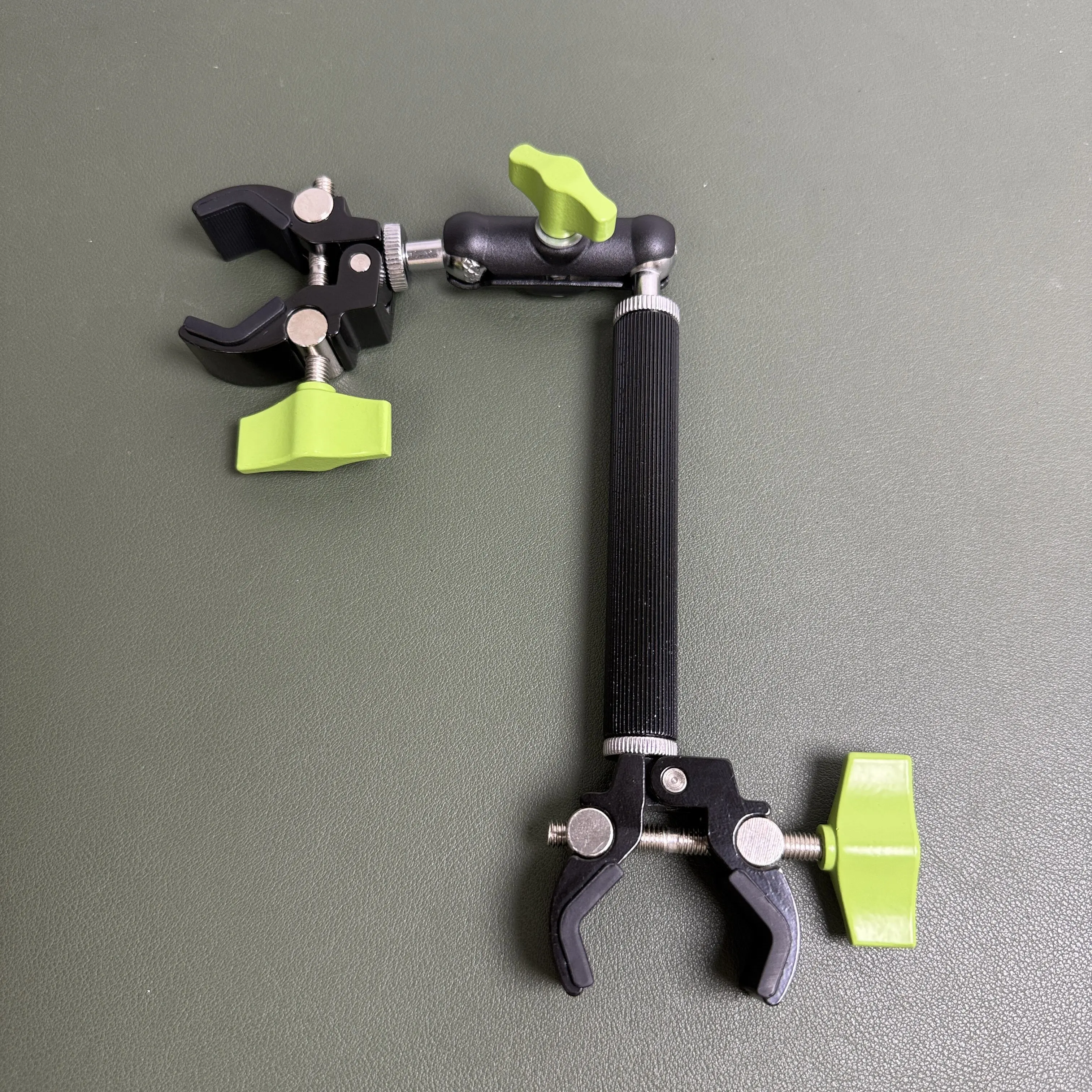 Dual-Head Metal Clamp Bicycle Handle 360° Adjustable Shadow Track for Selfie Stick Microphone Stand with Metal Bean Shooting Pro
Dual-Head Metal Clamp Bicycle Handle 360° Adjustable Shadow Track for Selfie Stick Microphone Stand with Metal Bean Shooting Pro