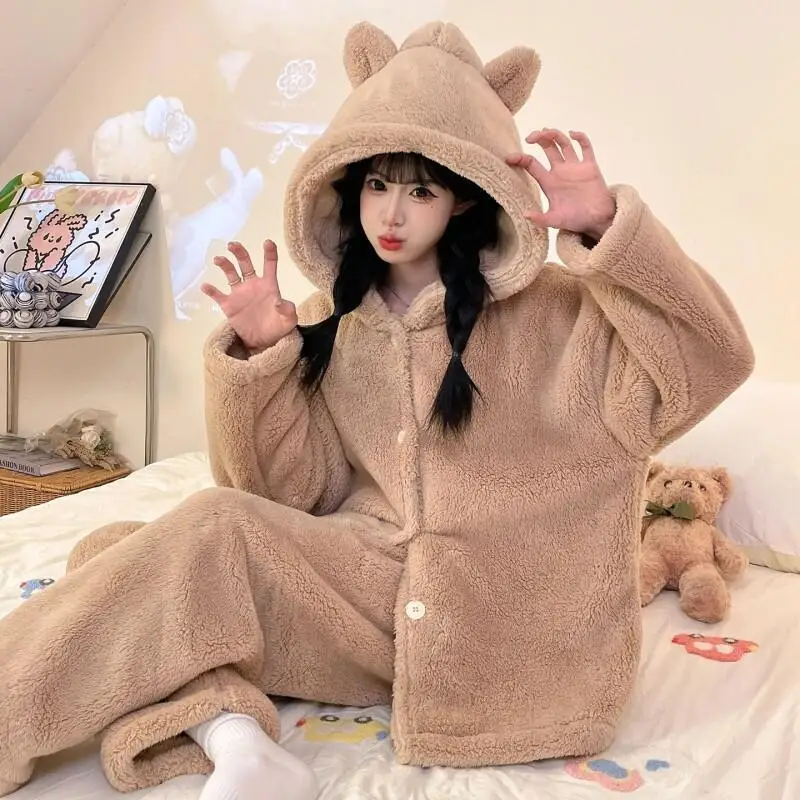 Женская пижама из кораллового флиса, утепленная, осенняя, с капюшоном, с рисунком медвежонка, свободного кроя, домашняя одежда для студенток
Женская пижама из кораллового флиса, утепленная, осенняя, с капюшоном, с рисунком медвежонка, свободного кроя, домашняя одежда для студенток