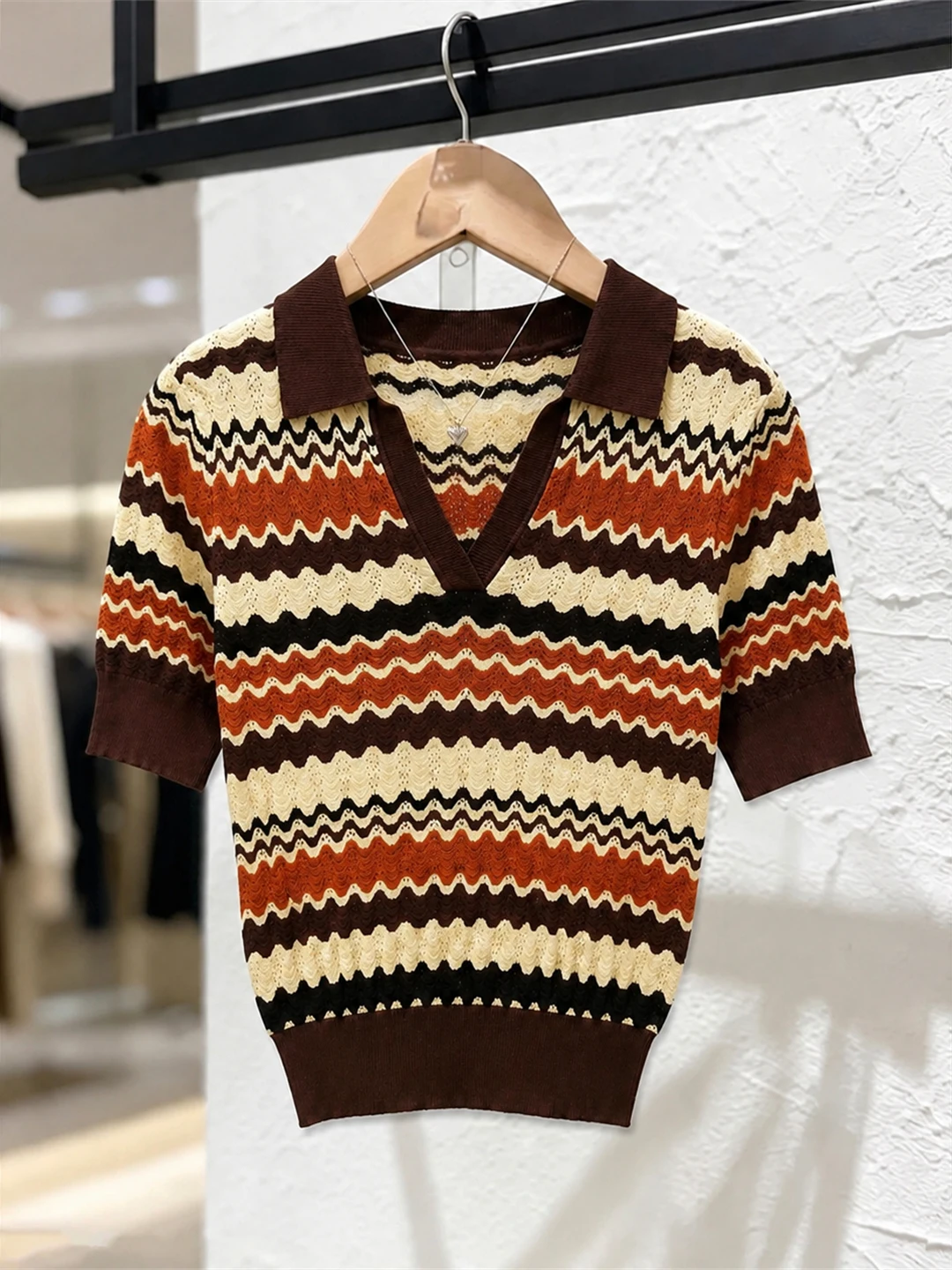 Fashionable Retro Striped Neck Short Sleeve Knitted Shirt Design Sensation Color Collision Summer 2026 Stylish Top Women...
Fashionable Retro Striped Neck Short Sleeve Knitted Shirt Design Sensation Color Collision Summer 2026 Stylish Top Women...