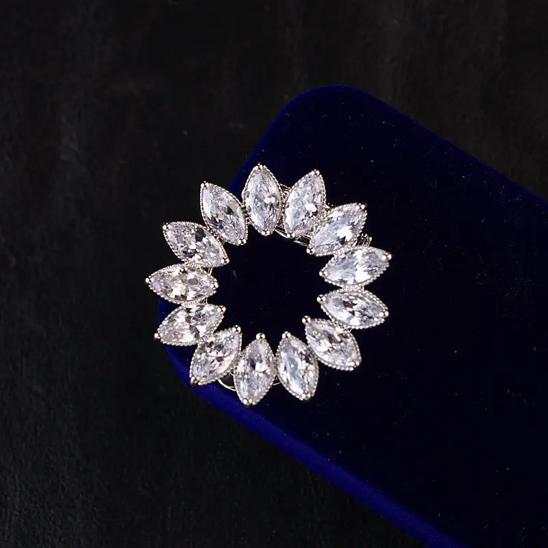 Version Crystal Brooch High-end Corsage Silk Scarf Ring Clip Women's Corner Knotted Buckle Hem Fixed Pin Jacket Accessories
Version Crystal Brooch High-end Corsage Silk Scarf Ring Clip Women's Corner Knotted Buckle Hem Fixed Pin Jacket Accessories