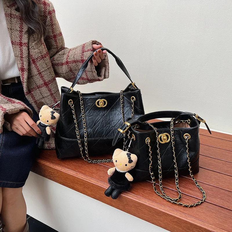 Модная женская сумка через плечо, новинка 2023 года, легкая сумка через плечо с цепочкой, повседневная просторная сумка-ведро для ежедневных прогулок
Модная женская сумка через плечо, новинка 2023 года, легкая сумка через плечо с цепочкой, повседневная просторная сумка-ведро для ежедневных прогулок