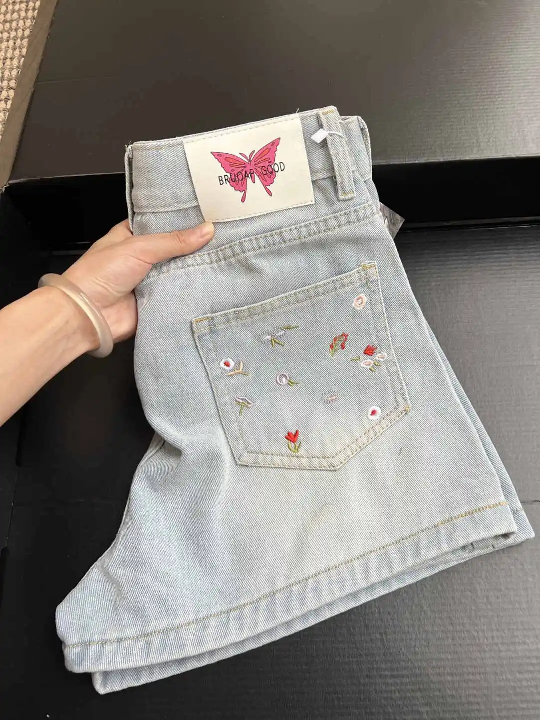 2026 Summer Women American Retro Embroidery Denim Shorts Kpop Y2K 2000s High Waist Japanese Harajuku Jeans Hot Pants Streetwear
2026 Summer Women American Retro Embroidery Denim Shorts Kpop Y2K 2000s High Waist Japanese Harajuku Jeans Hot Pants Streetwear