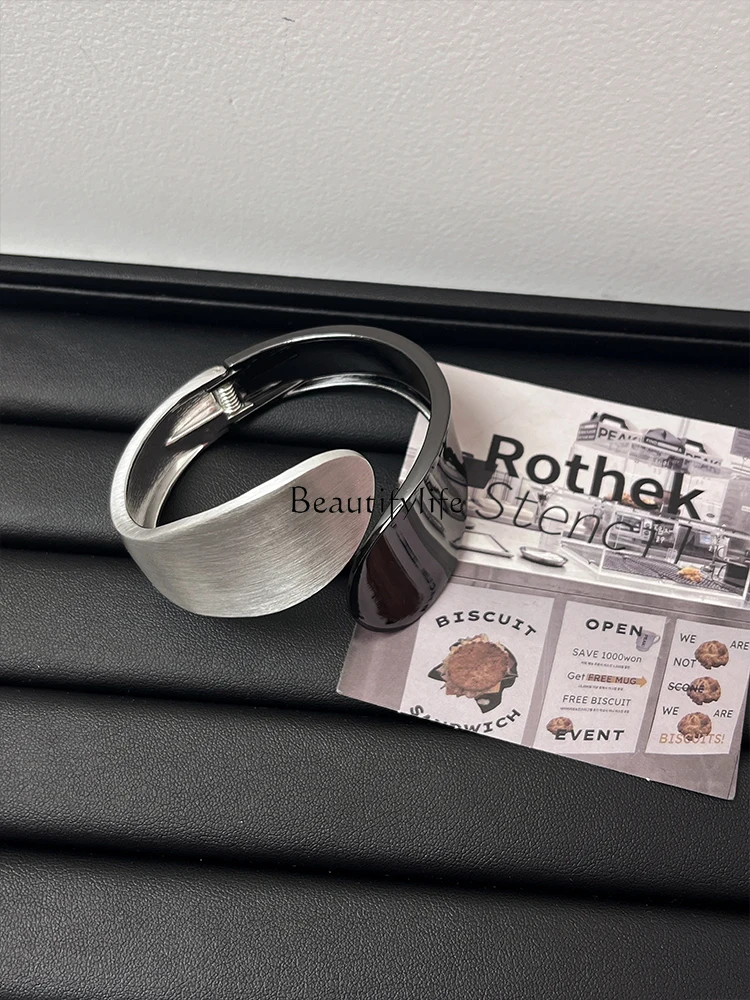 Glossy Black and White Color Matching Metal Bracelet Women's Simple High Sense Opening Bracelet Accessories
Glossy Black and White Color Matching Metal Bracelet Women's Simple High Sense Opening Bracelet Accessories