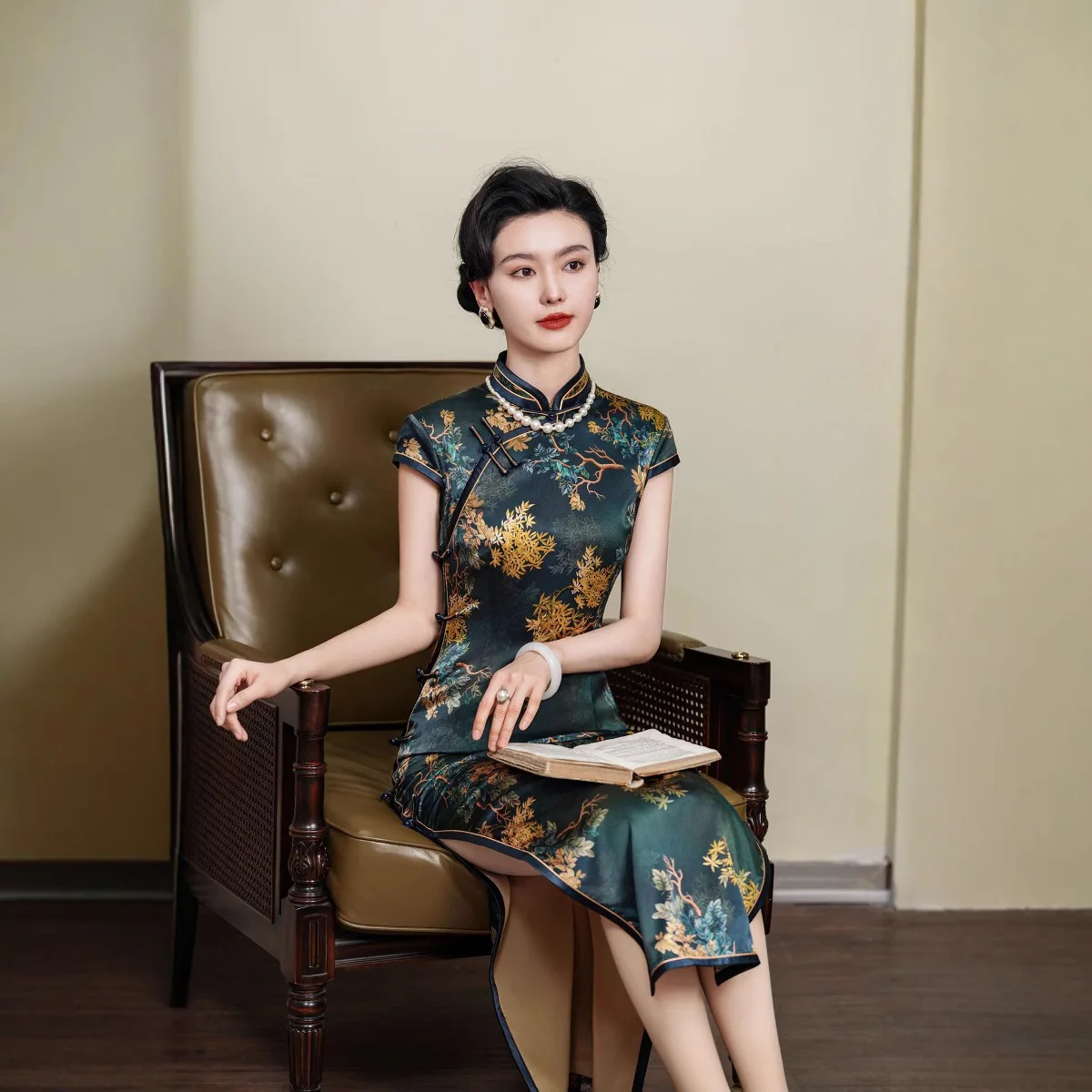 Improved Floral Traditional Vintage Modern Cheongsam Qipao Silk Temperament Dark Green National Retro Dress Female Long
Improved Floral Traditional Vintage Modern Cheongsam Qipao Silk Temperament Dark Green National Retro Dress Female Long