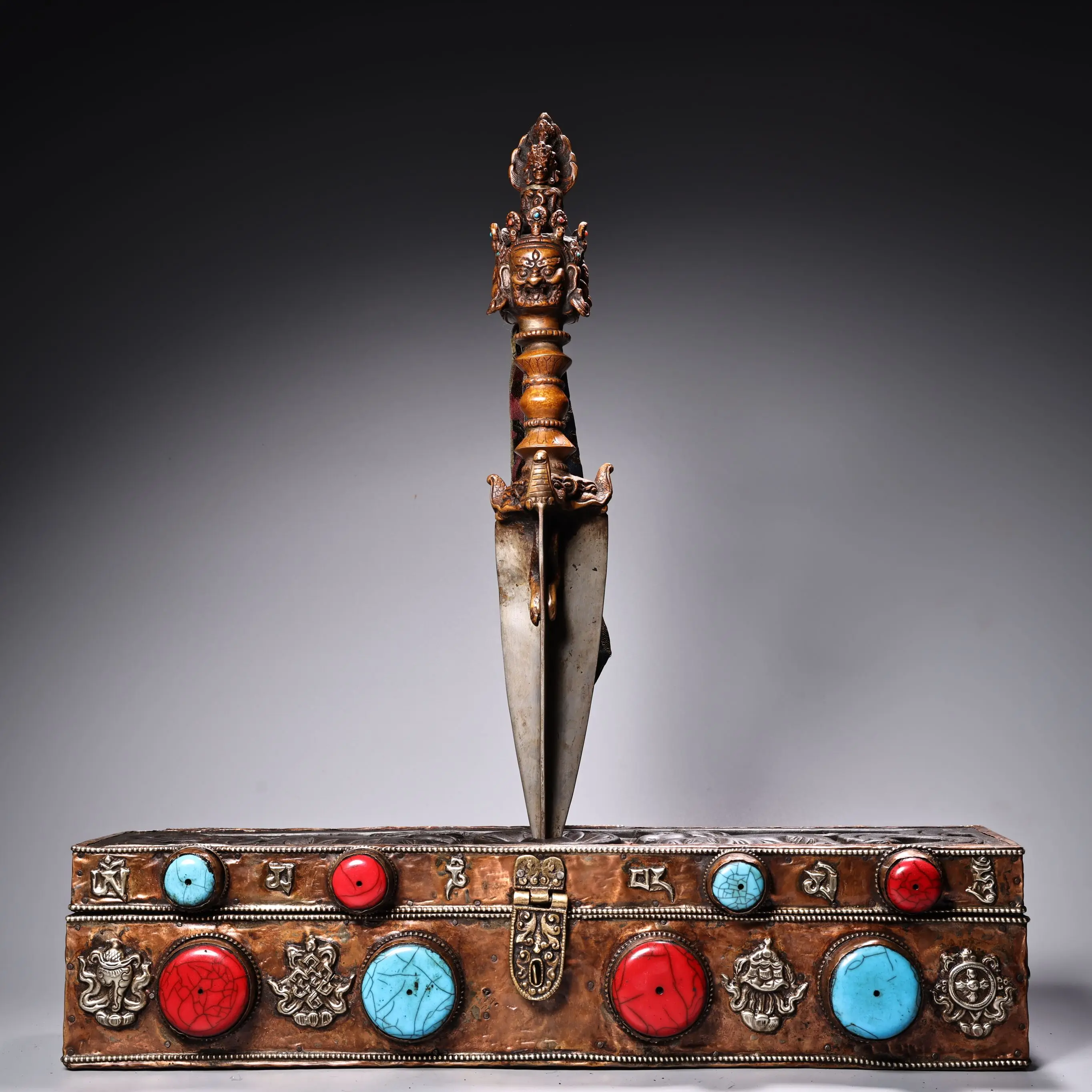16"Tibetan Temple Collection Old Bronze High Relief Mahakala Buddha Head Vajra Phurpa Amulet Six Word Proverbs Box Mosaic Gem
16"Tibetan Temple Collection Old Bronze High Relief Mahakala Buddha Head Vajra Phurpa Amulet Six Word Proverbs Box Mosaic Gem