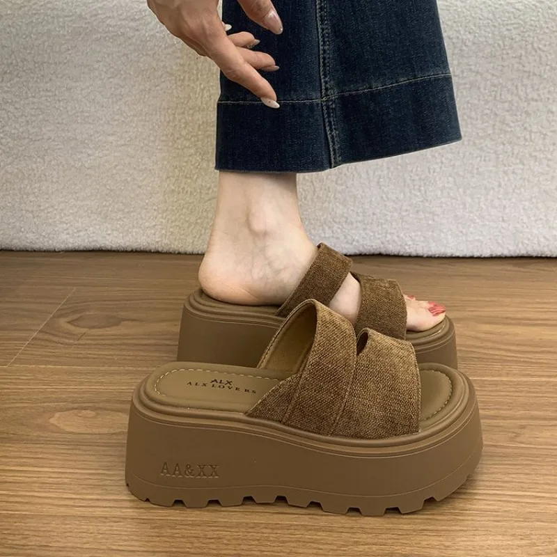 Summer New Niche Comfortable and Versatile Platform Casual Non-slip Outer Slippers Women's Versatile Slip-on
Summer New Niche Comfortable and Versatile Platform Casual Non-slip Outer Slippers Women's Versatile Slip-on