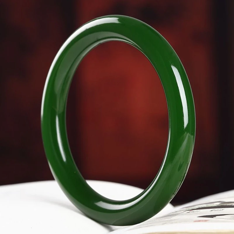Fine Green Round Bar Jade Bracelet Is Beautiful and Atmospheric Women's Model.
Fine Green Round Bar Jade Bracelet Is Beautiful and Atmospheric Women's Model.