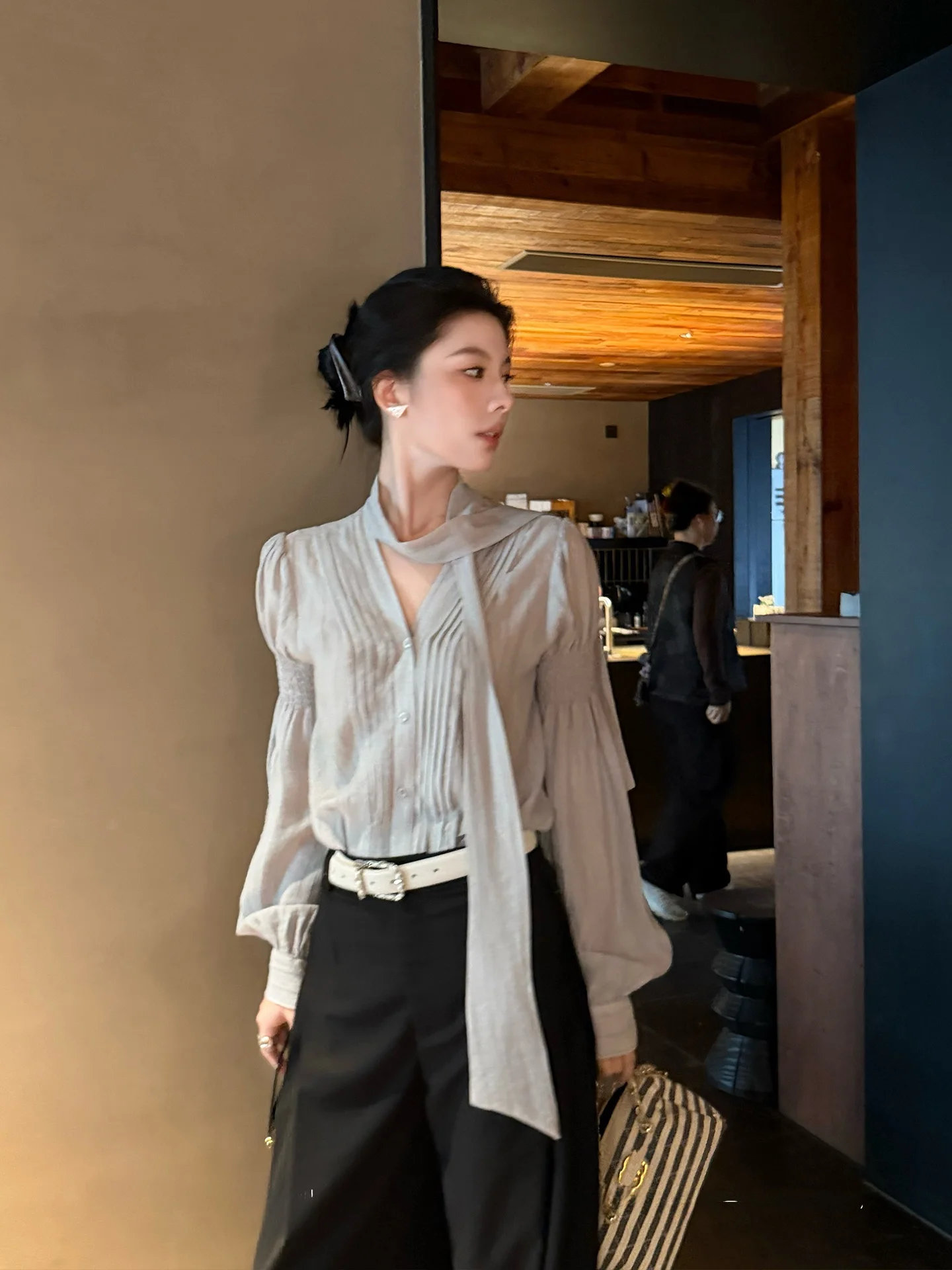 Ele Lantern Sve irt for Women Unique Pred Pleat Design Important Ocns Faion Korean Sle V-Ne Button-Up
Ele Lantern Sve irt for Women Unique Pred Pleat Design Important Ocns Faion Korean Sle V-Ne Button-Up