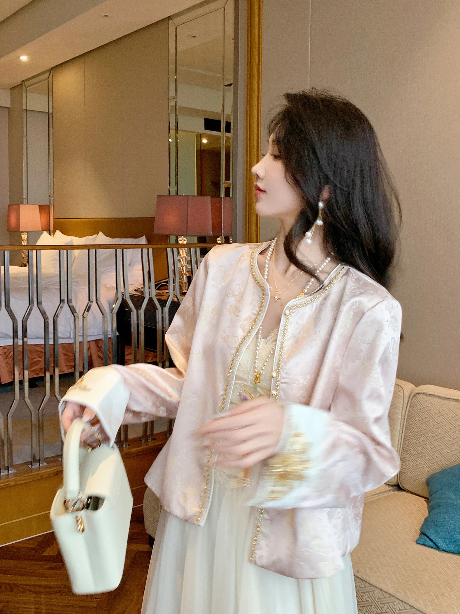 New Chinese Style High Quality Embroidered Satin Jacket Long Sleeve Women's Top Versatile Outerwear Elegant Commute Fashion
New Chinese Style High Quality Embroidered Satin Jacket Long Sleeve Women's Top Versatile Outerwear Elegant Commute Fashion