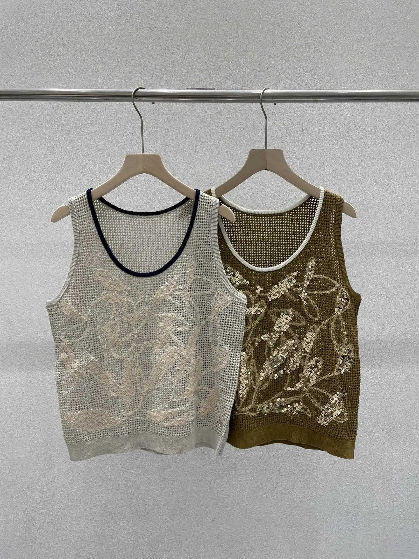 Women's High-Quality, Stylish, and Casual Spring/Summer Color-Block Collar Sequin-Embroidered Tank Top
Women's High-Quality, Stylish, and Casual Spring/Summer Color-Block Collar Sequin-Embroidered Tank Top